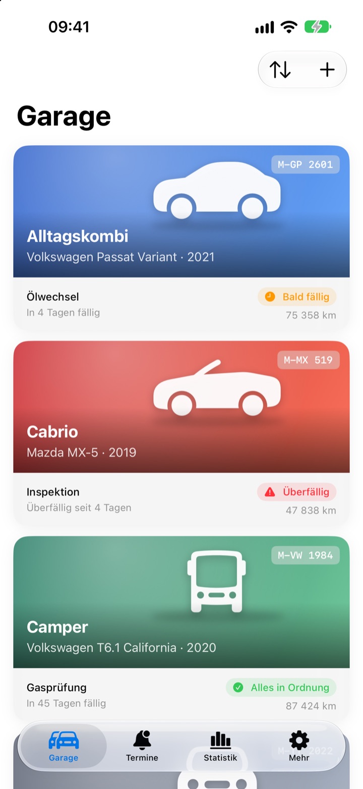 Garage+ auf dem iPhone: Garage-Übersicht mit drei Fahrzeugen und ihrem jeweils nächsten Termin – bald fällig, überfällig und alles in Ordnung